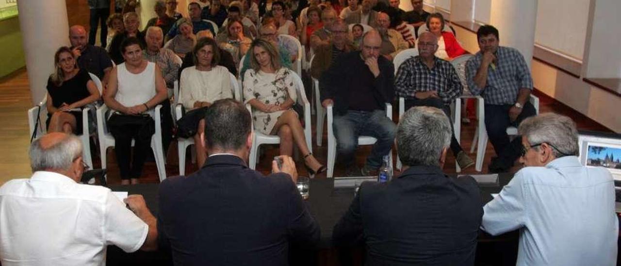 Todas las fuerzas políticas locales y la alcaldesa de Forcarei asistieron a la charla el viernes. // Bernabé / LM