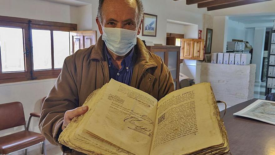 Fernando Goberna muestra el libro donado a Aielo. | LEVANTE-EMV