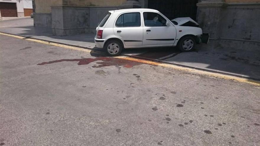 Herida leve tras empotrar su coche contra la fachada de San Agustín