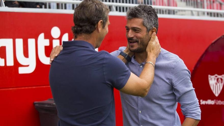 Gustavo Munúa saluda al preparador del Sevilla Atlético, Luciano Martín, antes de iniciarse el encuentro.