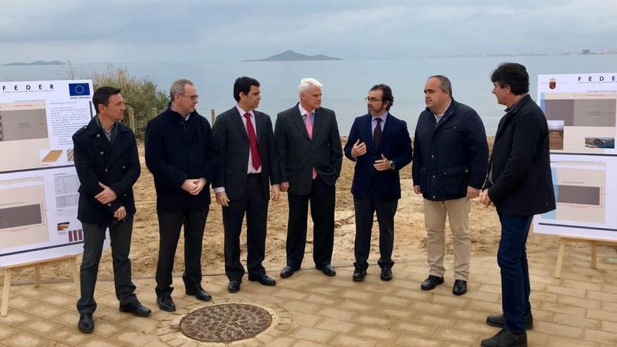 El consejero Pedro Rivera (3d) y el edil Juan Pedro Torralba (2d), ayer, en Islas Menores.