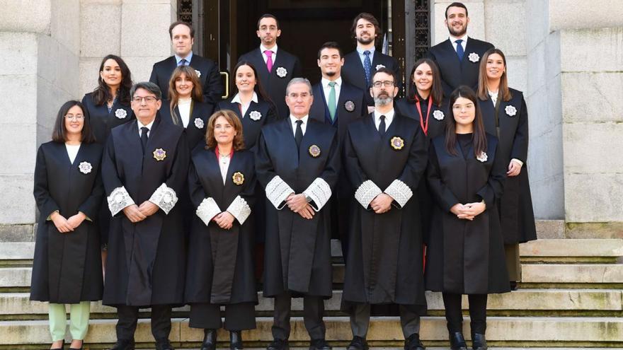 El presidente del TSXG, en el centro, con los nuevos jueces destinados a Galicia. |   // V. ECHAVE