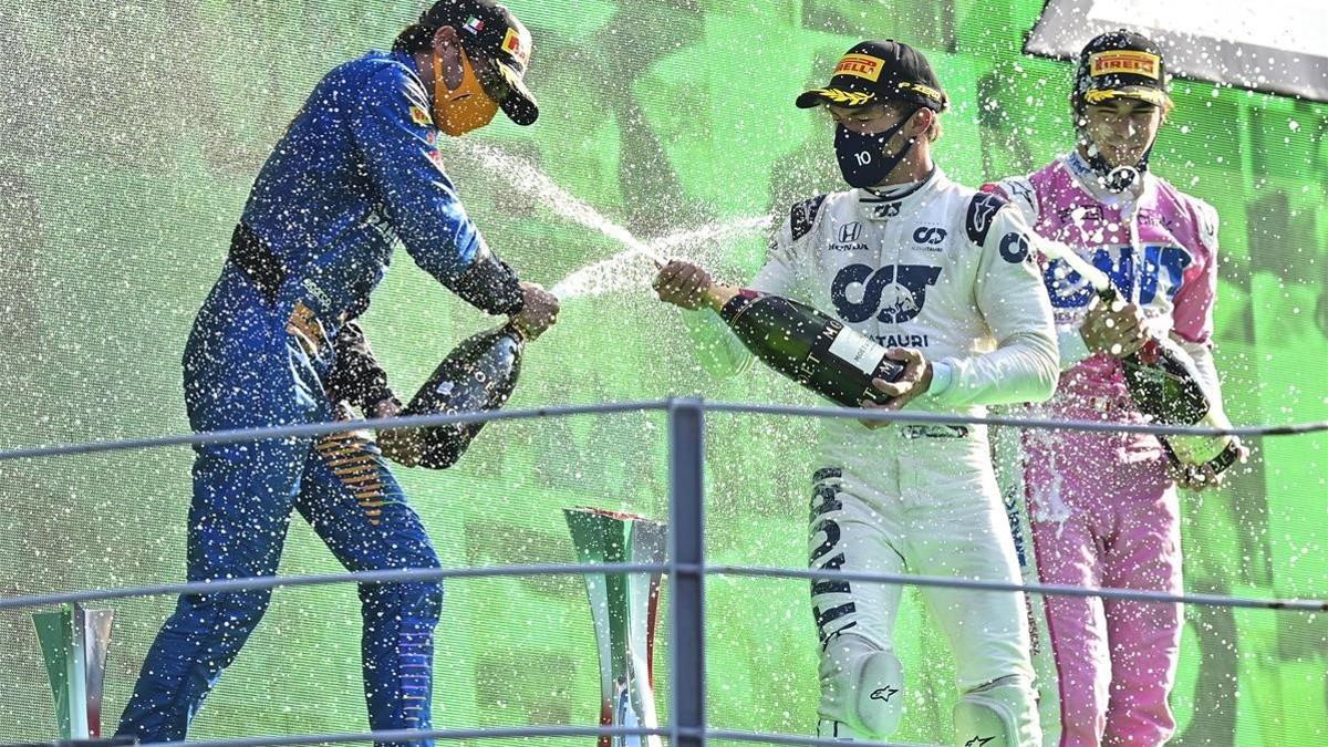 Carlos Sainz celebra el segundo puesto con Pierre Gasly.