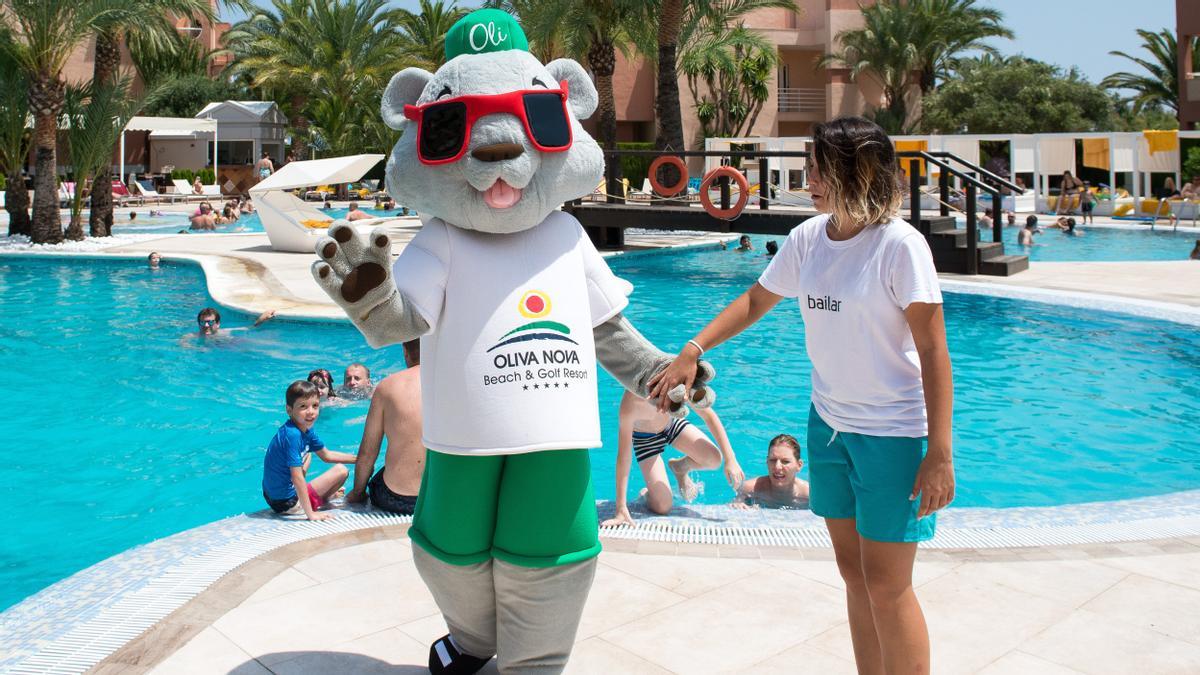 Oli, la mascota de Oliva Nova Beach &amp; Golf Resort amenizando el baño de los más pequeños.