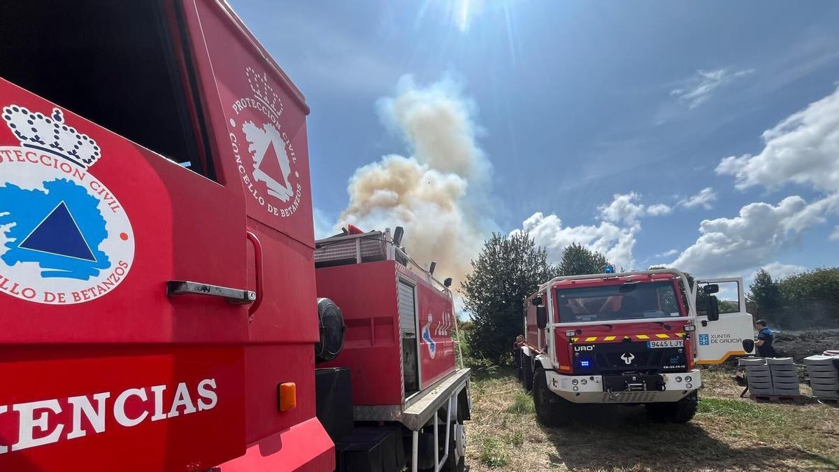 Incendio forestal en Talai, en Betanzos.