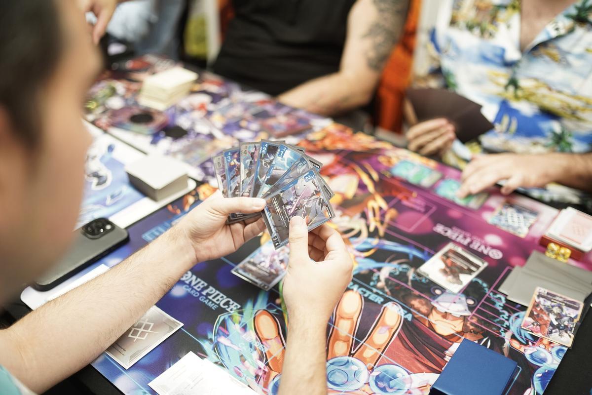 Algunos clientes del Metrópolis Cómics juegan una partida de cartas en el establecimiento.