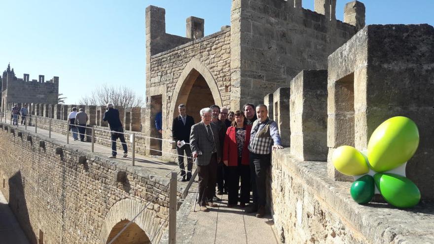 Las autoridades posan en el paseo peatonal que recorre la muralla medieval, hoy por la mañana.