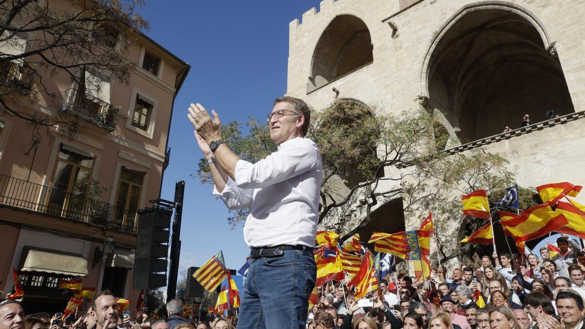 Feijóo avisa de que no van a "pasar una" y "defenderán a España" desde las instituciones