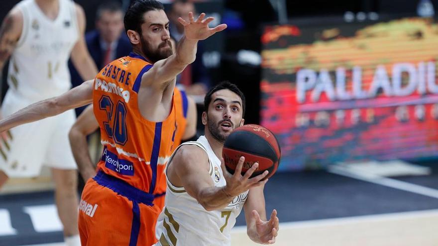 Joan Sastre defiende a Campazzo en el partido del Valencia ante el Real Madrid.