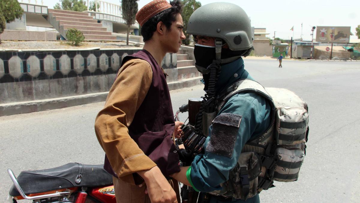 Las tropas afganas aumentan los controles ante el avance talibán.
