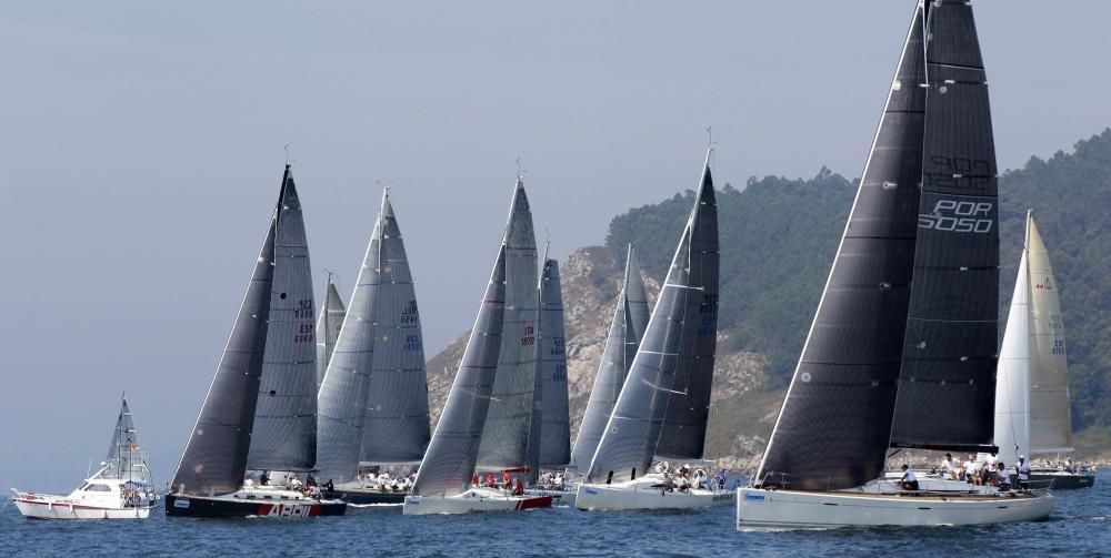 Inicio del Trofeo Príncipe de Asturias en Baiona - Arroutado, Movistar y Bunda ganaron la regata costera. Juan Carlos I navegará desde hoy en el Gallant