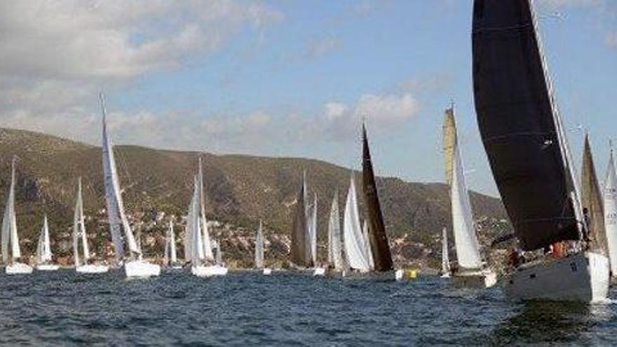 Foto de una parte de la flotilla de una de las regatas con rumbo a la bahía de Portmany.