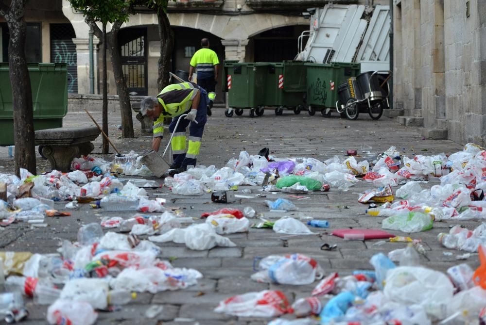 El primer día de peñas deja toneladas de basura en las calles