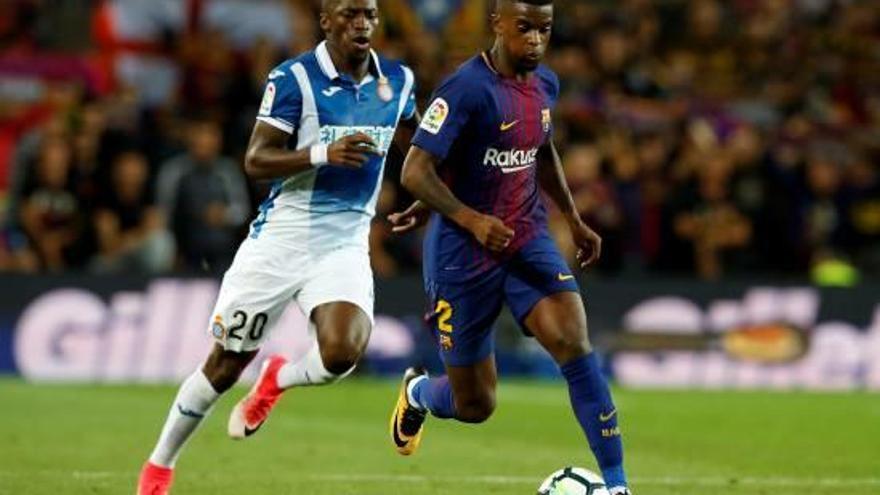 Semedo és perseguit per Pape Diop en el derbi barceloní contra l&#039;Espanyol al Camp Nou.