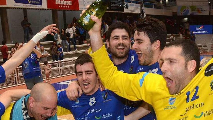 Celebración del Teucro tras el ascenso ante el Barça B. // Rafa Vázquez