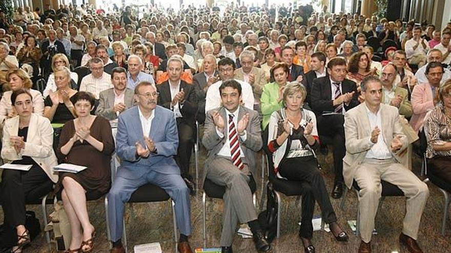 En la primera fila, los concejales Elena Maure, Iolanda Veloso, Xabier Alonso, Santiago Domínguez, María Méndez y Xesús Paz.