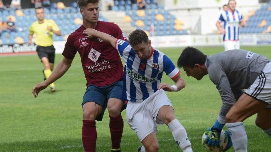 Mario Barco durante el partido de liga ante el Izarra. // Rafa Vázquez