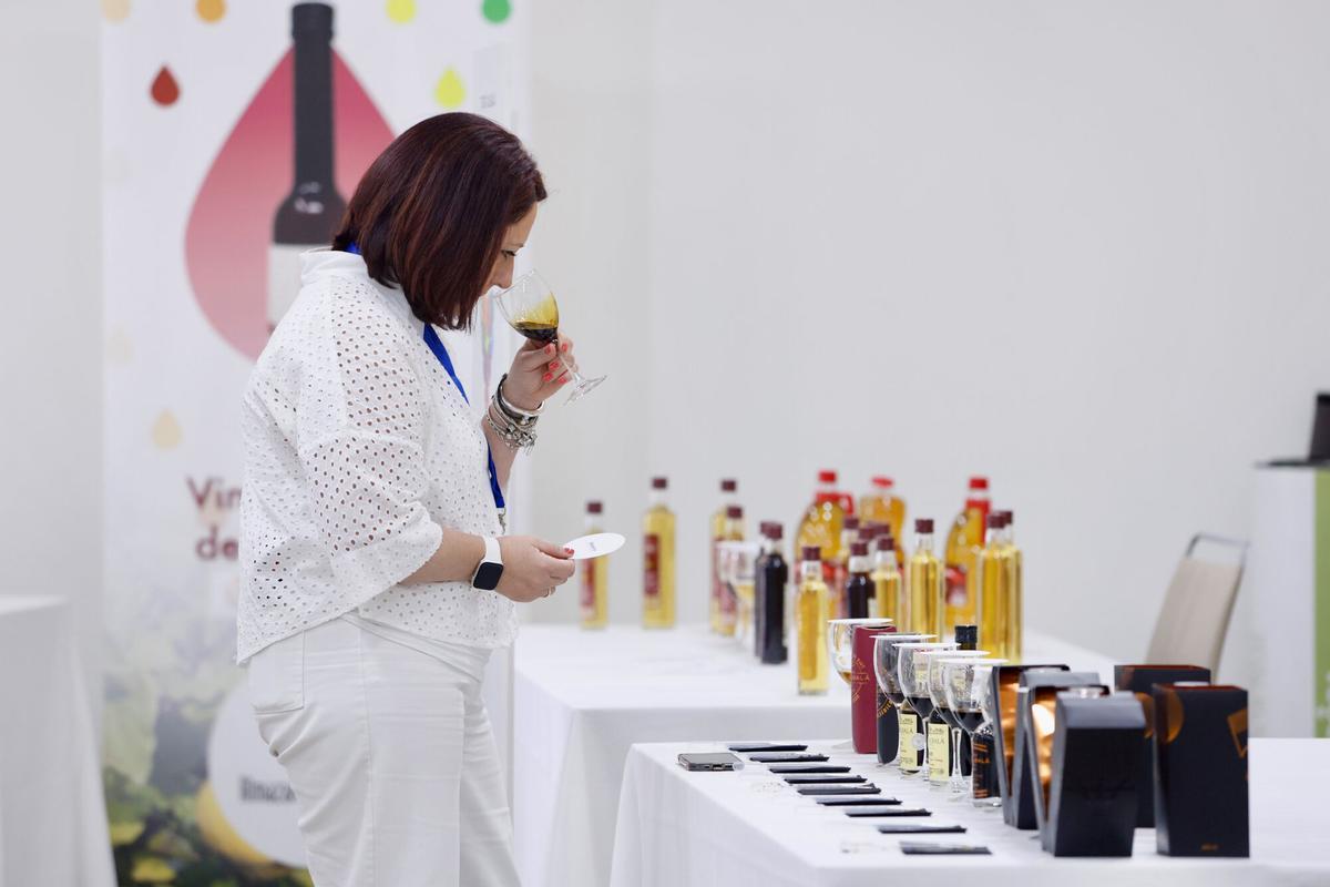 Una experta catadora de vinagres en una feria profesional organizada por la asociación Vinavin en Córdoba.