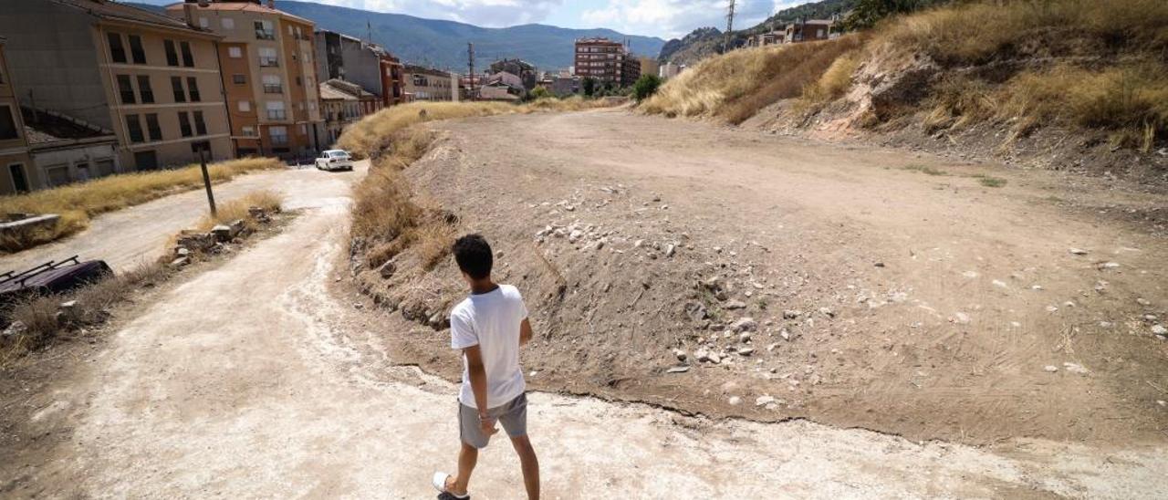 Alcoy acondiciona dos solares junto al carril bici para compensar la merma de aparcamientos