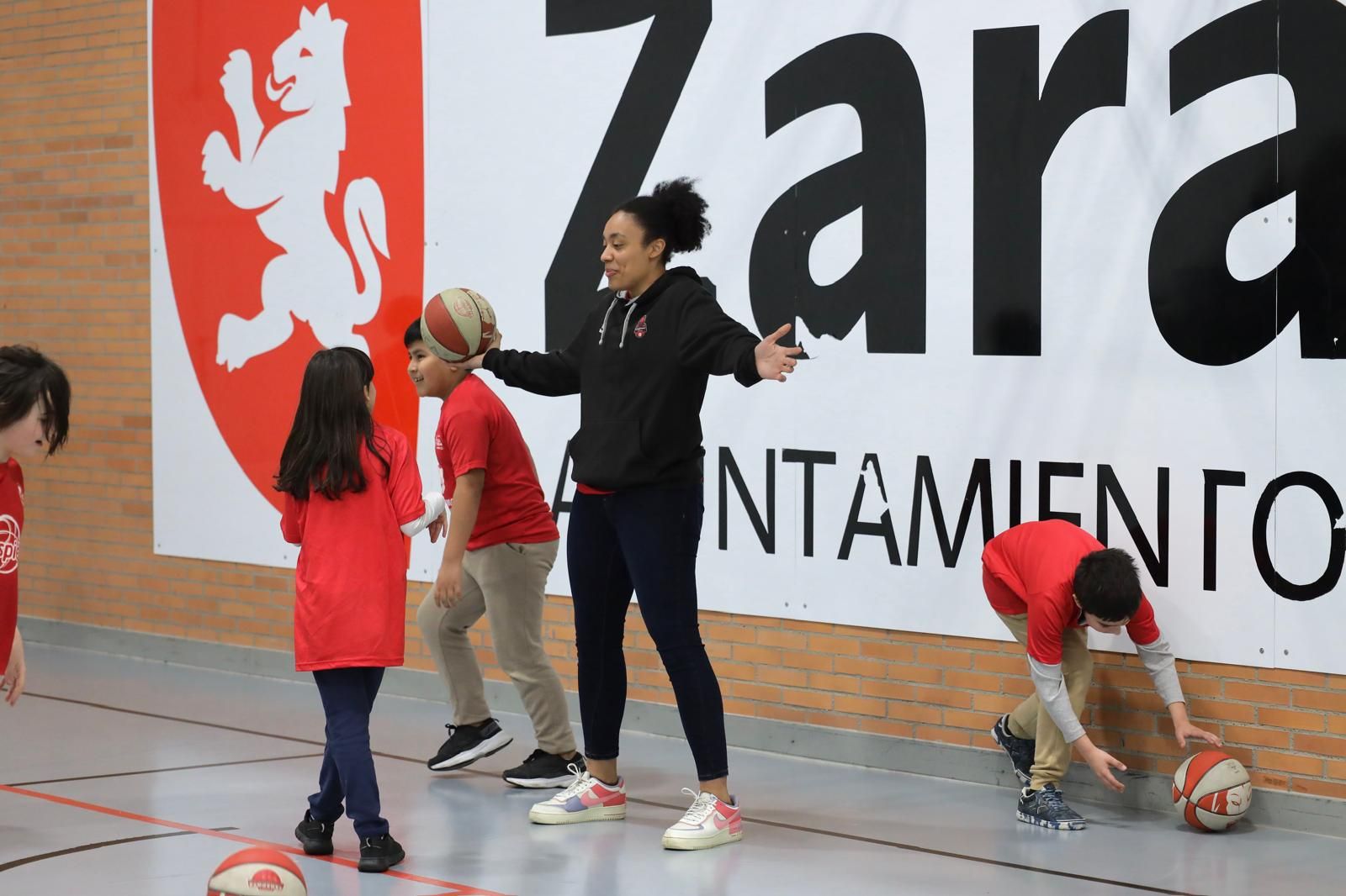 En imágenes | Visita del Casademont Zaragoza al Colegio Tenerías
