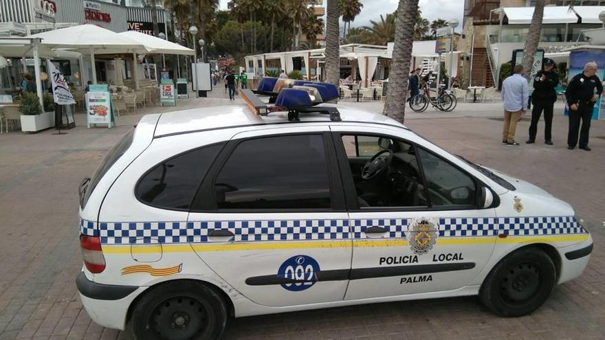 Una patrulla de la Policía Local en la primera línea de la Platja de Palma, cerca de la calle del Jamón.