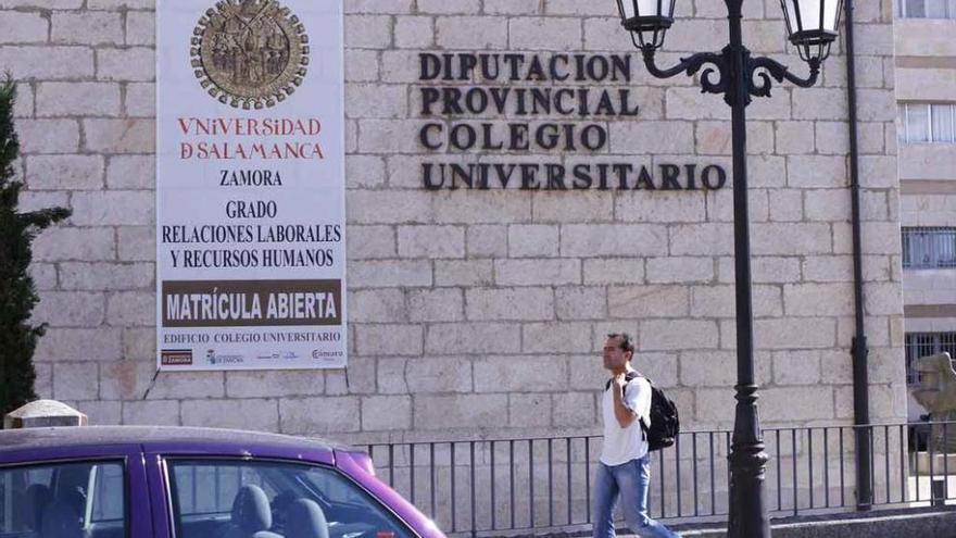 Fachada del Colegio Universitario.