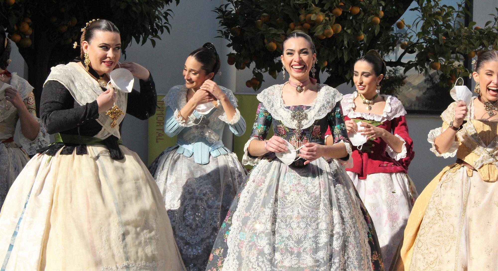 Falleras mayores y cortes recuperan el moño único... y unos segundos sin mascarilla