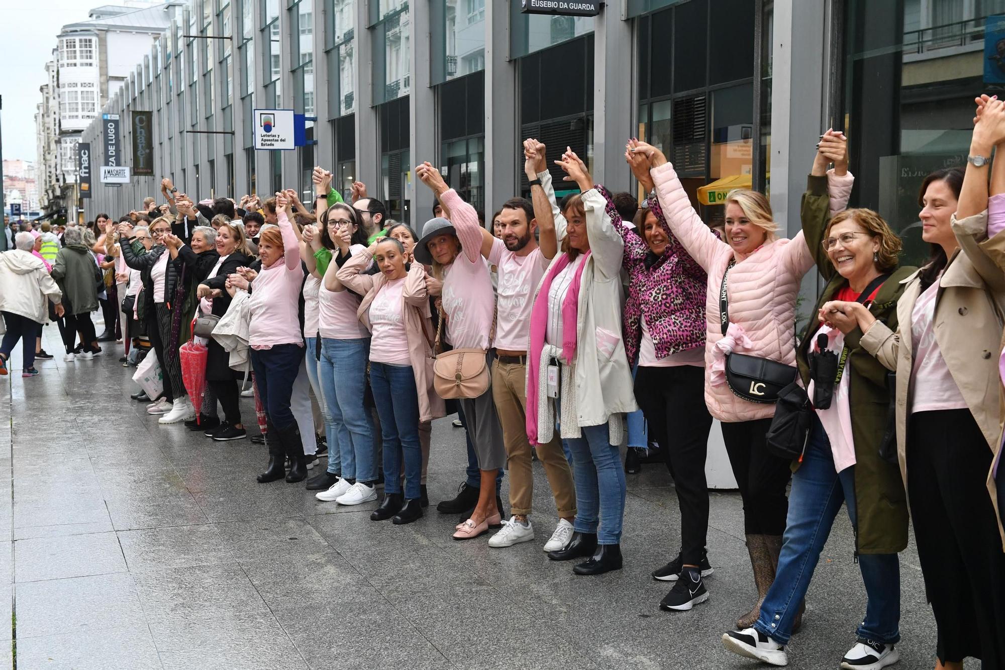 Una cadena humana conmemora el Día mundial contra el cáncer de mama