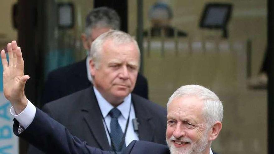 Corbyn, ayer, a su salida de la sede laborista en Londres.  // Reuters