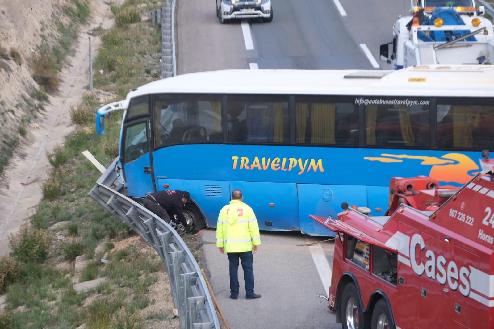 Un autobús invade el sentido contrario en la A31 a la altura del polígono Les Pedreres de Petrer