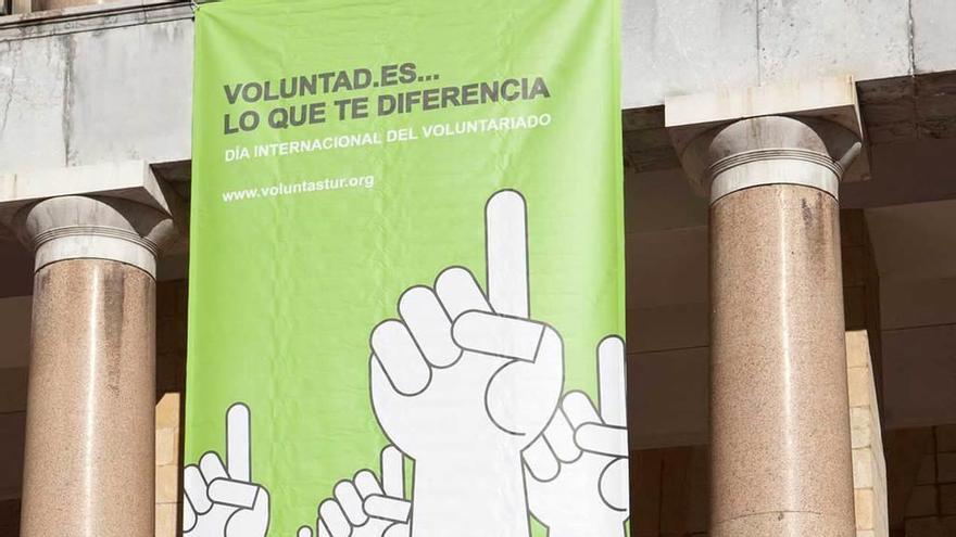 Un grupo de participantes en los actos de celebración se fotografía en el patio de la Laboral.