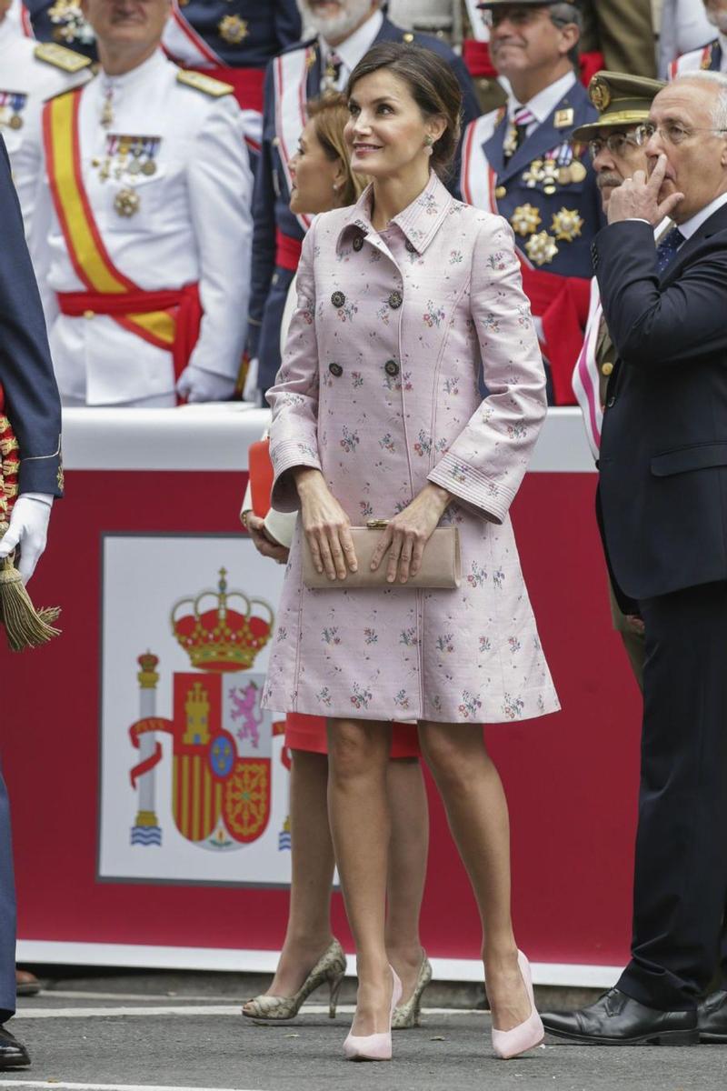 Letizia Ortiz con abrigo a modo de vestido de Carolina Herrera