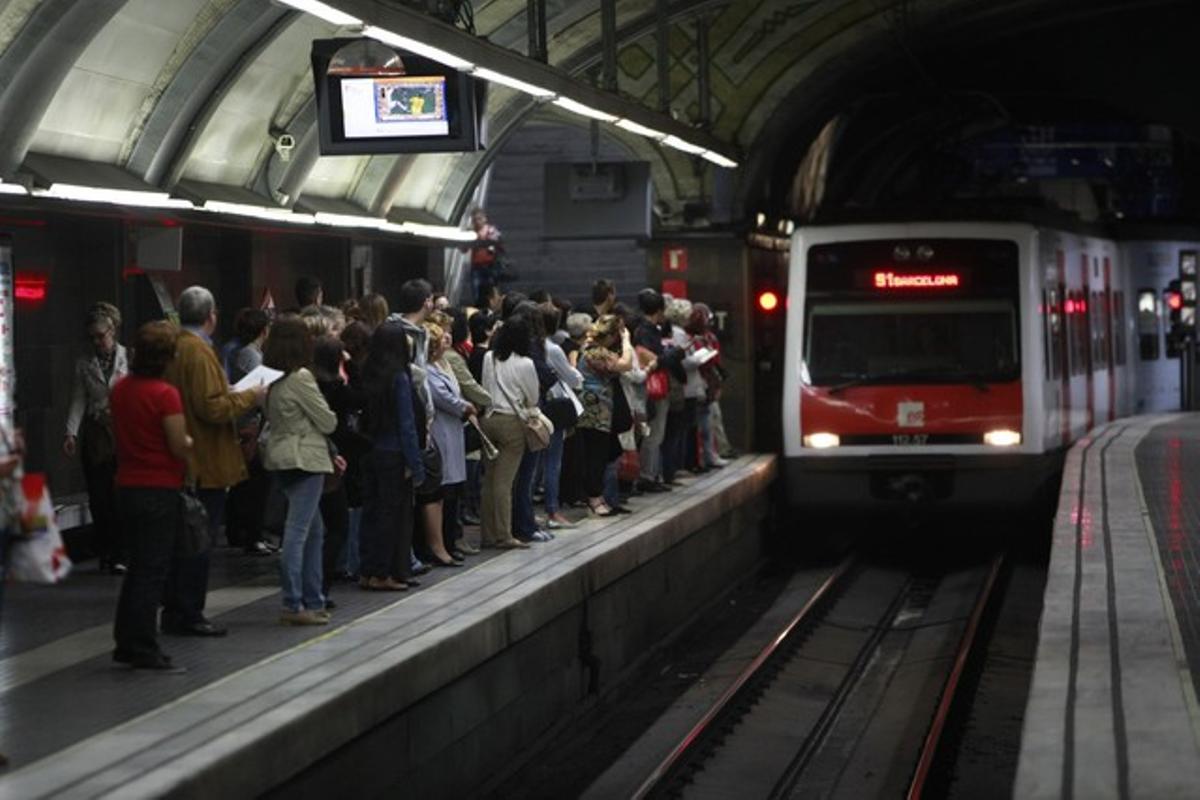 Usuarios de Ferrocarrils esperan en los andenes de plaza Catalunya, esta mañana.