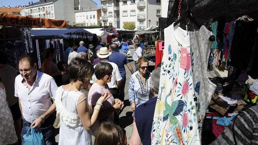 Público y puestos del mercado del 3 de julio en el Campo da Feira Vello. // Bernabé/Javier Lalín