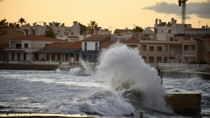 La Región sigue en alerta: olas de hasta tres metros, lluvias con barro y 139 incidencias