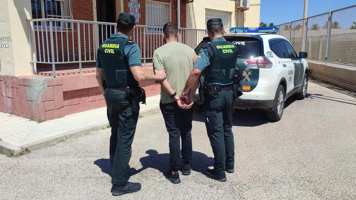 La Guardia Civil detiene al responsable de varios robos con fuerza en Pinedo