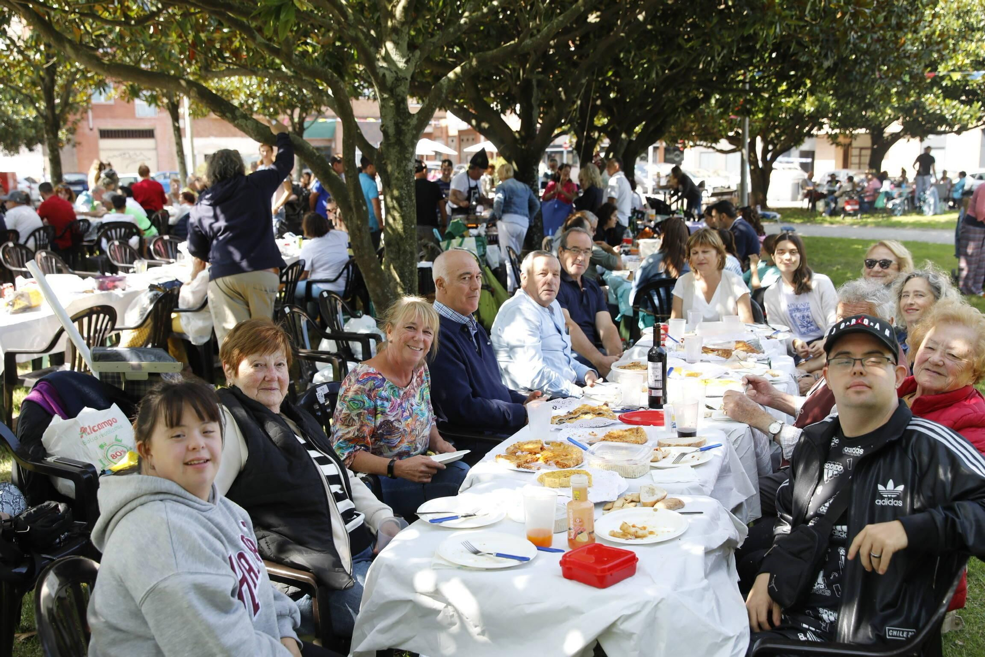 Moreda se zampa sus fiestas con una multitudinaria comida en el parque (en imágenes)