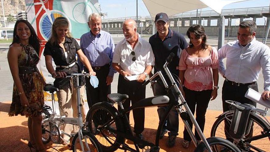 Los ediles de las concejalías de Medio Ambiente, Cultura y Deporte y representantes de los patrocinadores ayer en la presentación de &quot;Alabici&quot;