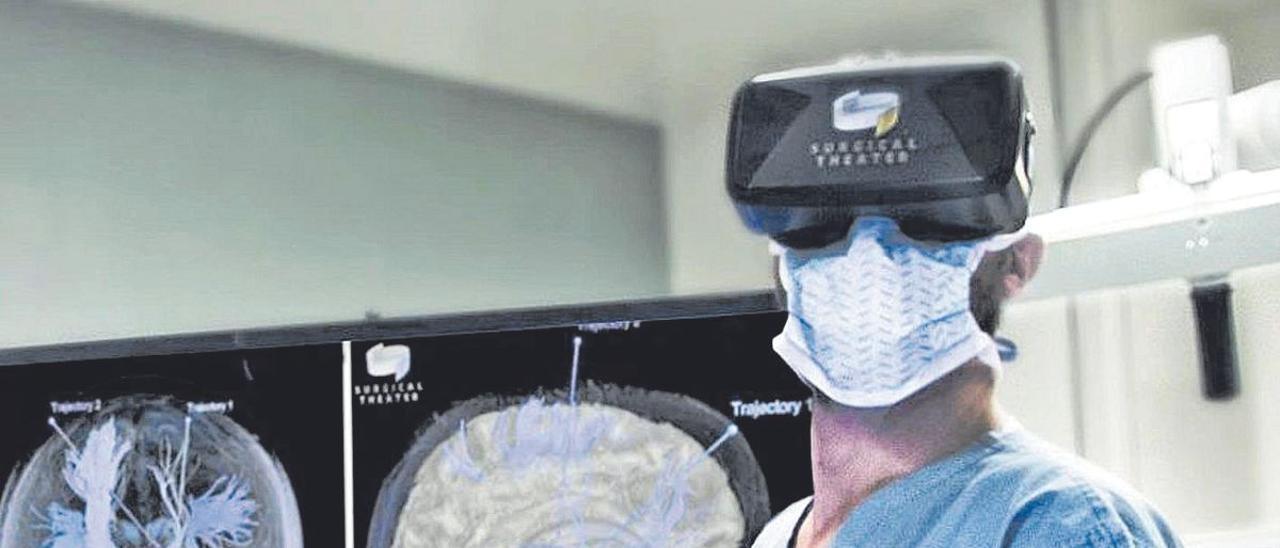 Un médico con gafas de realidad virtual.
