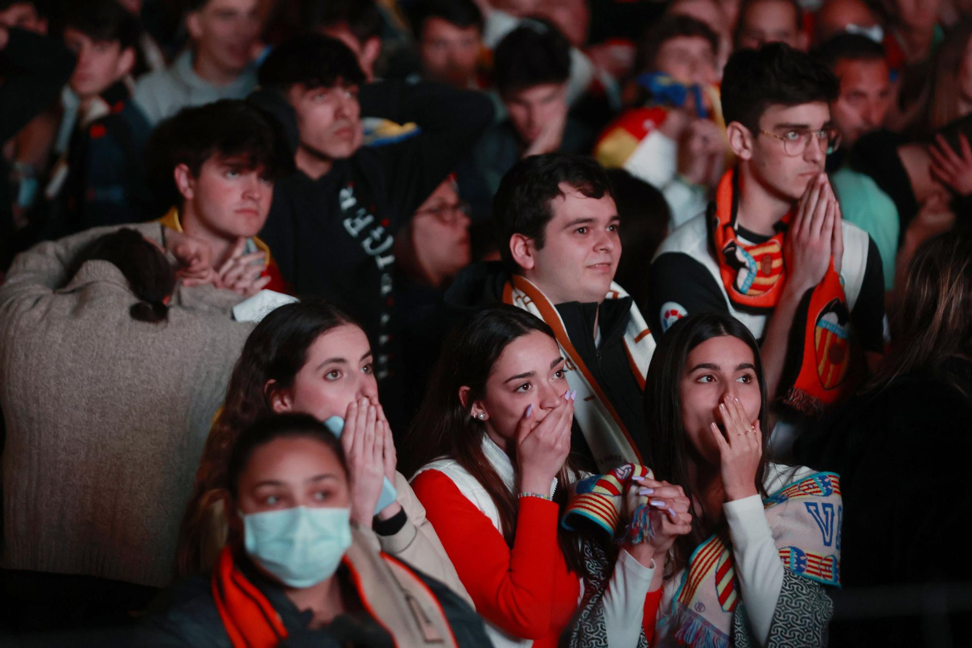 La afición del Valencia CF vibró y sufrió con sus ídolos en Valencia y en Sevilla