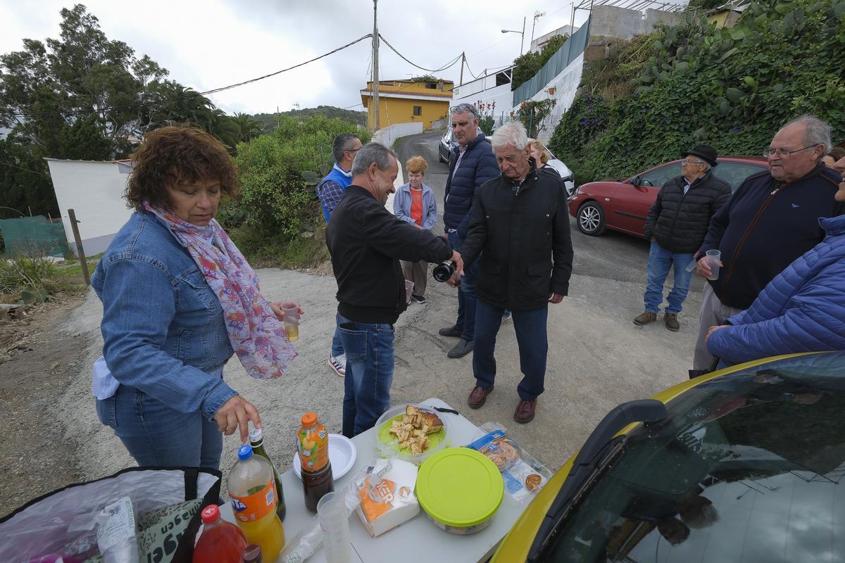 Picoteo y brindis organizado por los vecinos para celebrar la noticia.