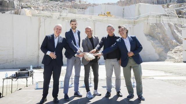 El alcalde, en el centro, en la presentación de Stonegal. | ANXO GUTIÉRREZ
