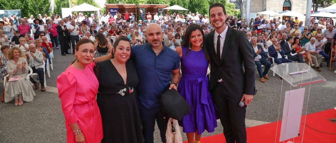 Sobre estas líneas: Sara Cebreiro, Ialma, Xulio Lorenzo, Nidia Arévalo y Antonio Barros, ayer, durante  la celebración de la Festa da Rosa de Mos y presentación del himno oficial del Concello. |   // ANXO GUTIÉRREZ