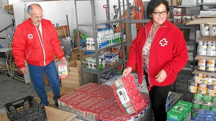 Voluntaris de Creu Roja, que gestiona els productes envasats