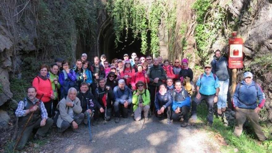 El programa de senderismo atrae a 60 caminantes en la primera ruta