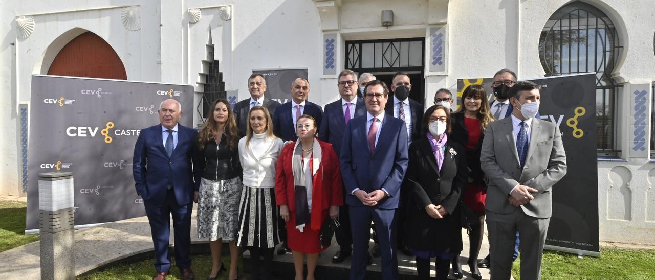 Representantes de la patronal y autoridades de la provincia posan junto a la sede de la CEV.