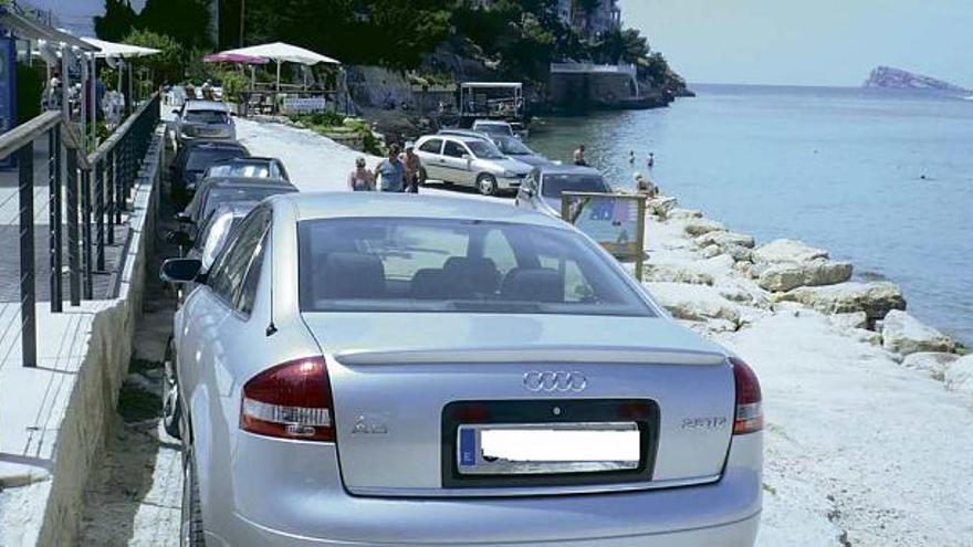 Tramo final del paseo de Levante, en el Rincón, repleto de coches aparcados junto a la playa.