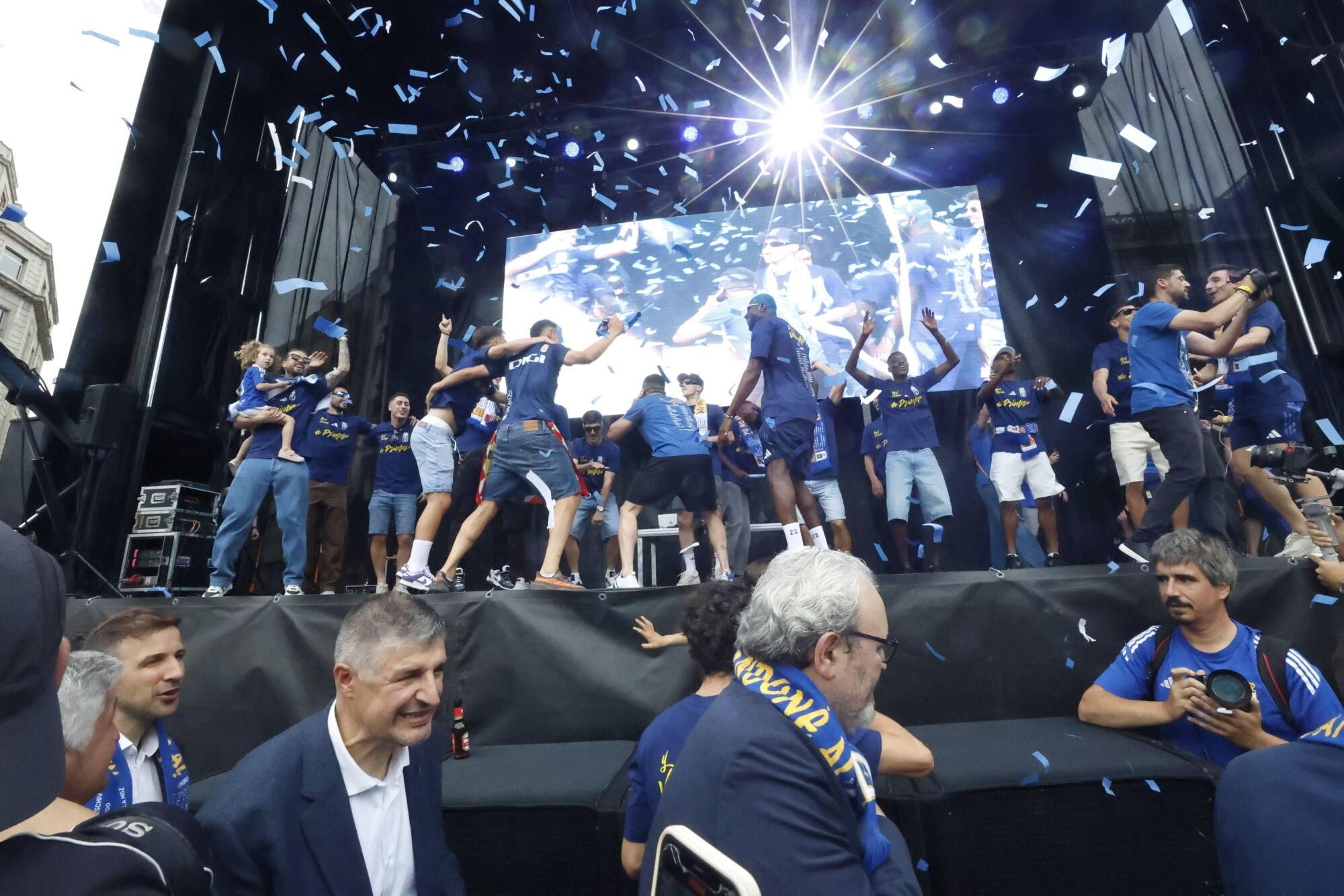 Locura azul en las calles de Oviedo para celebrar el ascenso del equipo a Primera División