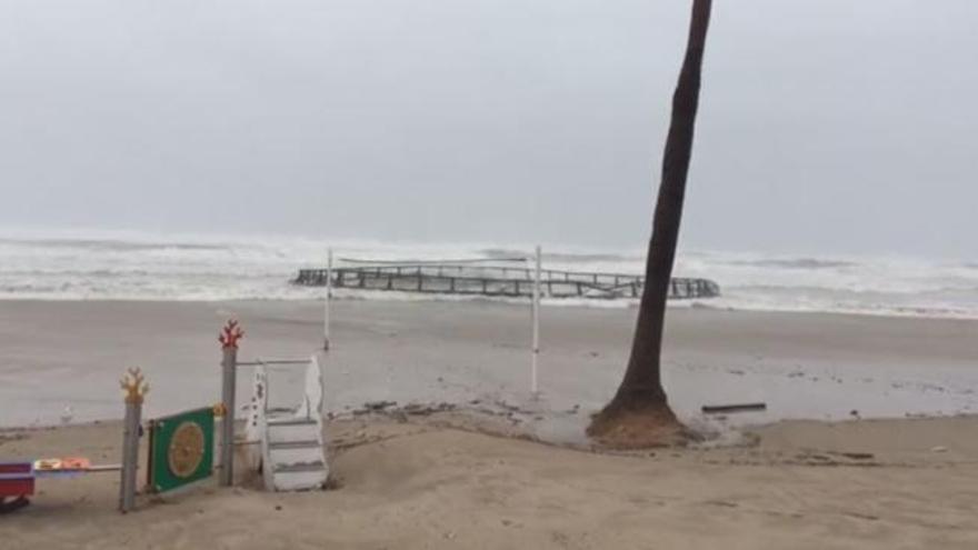 Una piscifactoría aparece en la playa de El Perelló arrastrada por el temporal