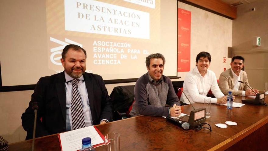 Por la izquierda, Carlos Paniceres, Víctor Ladero, Borja Sánchez y Fidel Rodríguez, ayer, en la Cámara de Comercio de Oviedo, durante la presentación del colectivo.
